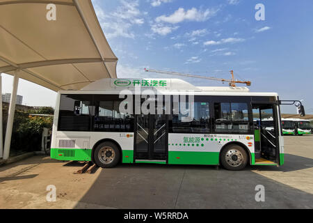 Un idrogeno a celle a combustibile è di autobus parcheggiati in un bus locale stazione nella città di Wuhan, Cina centrale della provincia di Hubei, 31 maggio 2019. Un altro 21 a idrogeno in bu Foto Stock