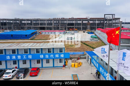 --FILE--la Tesla a Gigafactory 3 è in costruzione, Lingang Pudong New Area, Shanghai, Cina, 9 giugno 2019. Torna a metà marzo, lavoratore Foto Stock