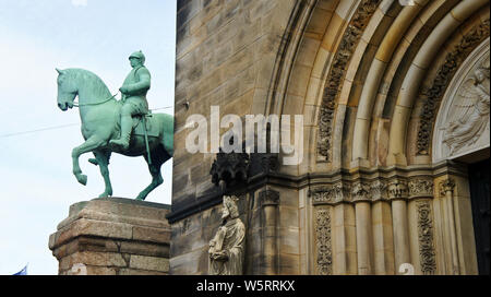 Vista del monumento del Reichskanzler Otto von Bismarck a cavallo nei pressi del Duomo di San Pietro, Brema, Germania Foto Stock