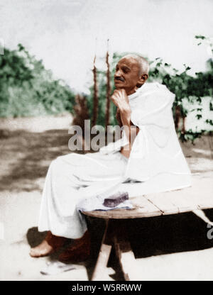 Il Mahatma Gandhi la rasatura senza specchio Sabarmati Ashram Gujarat India Asia 1921 Foto Stock