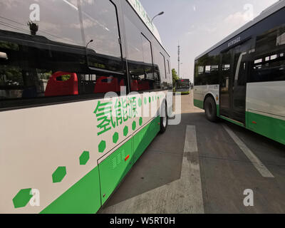 Idrogeno a celle a combustibile e gli autobus sono parcheggiate presso il locale stazione degli autobus nella città di Wuhan, Cina centrale della provincia di Hubei, 31 maggio 2019. Un altro 21 idrogeno-powered b Foto Stock