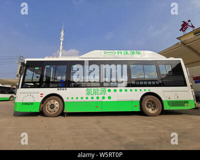 Un idrogeno a celle a combustibile è di autobus parcheggiati in un bus locale stazione nella città di Wuhan, Cina centrale della provincia di Hubei, 31 maggio 2019. Un altro 21 a idrogeno in bu Foto Stock