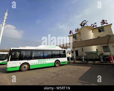 Un idrogeno a celle a combustibile è di autobus parcheggiati in un bus locale stazione nella città di Wuhan, Cina centrale della provincia di Hubei, 31 maggio 2019. Un altro 21 a idrogeno in bu Foto Stock