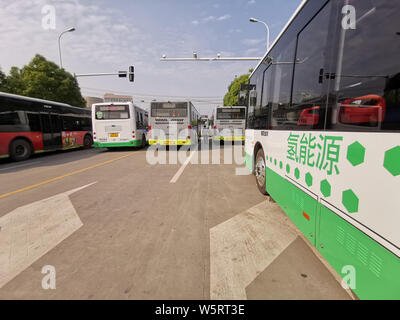 Un idrogeno a celle a combustibile è di autobus parcheggiati in un bus locale stazione nella città di Wuhan, Cina centrale della provincia di Hubei, 31 maggio 2019. Un altro 21 a idrogeno in bu Foto Stock