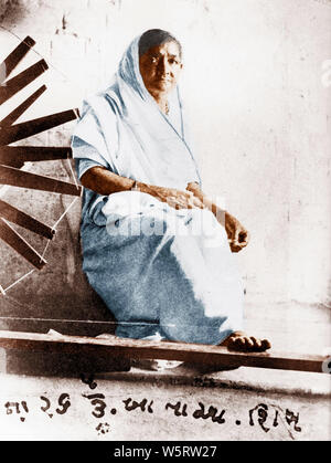 Vecchia foto vintage di Kasturba Gandhi la filatura India Asia 1926 Foto Stock