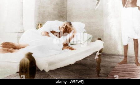 Il Mahatma Gandhi in appoggio durante fast Delhi India Asia Settembre 1924 Foto Stock