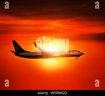 2019.07.02, Corfu Grecia. Ryanair aereo atterra all'aeroporto nel soleggiato alla fine della giornata Foto Stock