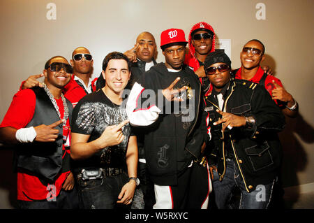 (L-R) esclusivo backstage ritratto di Colby O'Donnis, bicchieri Malone, Jay Rock, produttore di dettaglio con un gruppo presso il Nokia Theatre LA Live di Los Angeles. Foto Stock