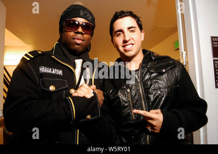 Ritratto di esclusiva del cantante Colby O'Donnis e produttore di dettaglio (l) presso il Nokia Theatre LA Live di Los Angeles. Foto Stock