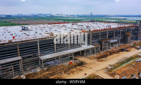 --FILE--la Tesla a Gigafactory 3 è in costruzione, Lingang Pudong New Area, Shanghai, Cina, 9 giugno 2019. Torna a metà marzo, lavoratore Foto Stock