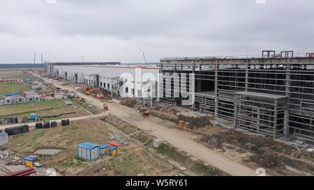 --FILE--la Tesla a Gigafactory 3 è in costruzione, Lingang Pudong New Area, Shanghai, Cina, 9 giugno 2019. Torna a metà marzo, lavoro Foto Stock