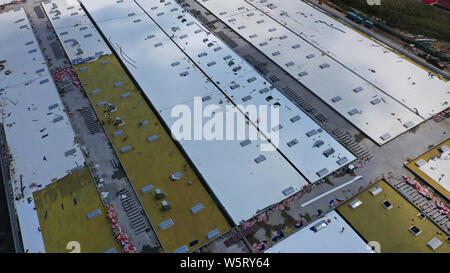 --FILE--la Tesla a Gigafactory 3 è in costruzione, Lingang Pudong New Area, Shanghai, Cina, 9 giugno 2019. Torna a metà marzo, lavoratore Foto Stock