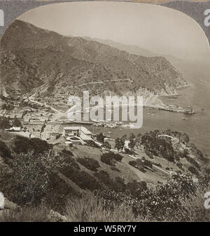 Guardando verso il basso su Avalon da alte colline, Isola di Santa Catalina, California. 1926. Foto Stock