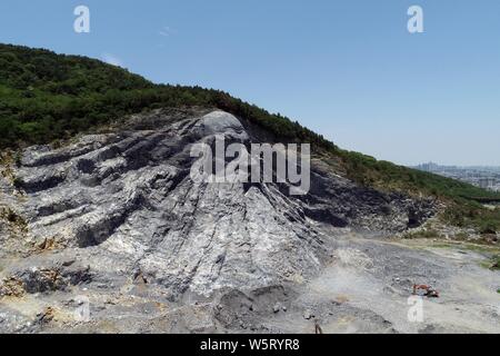 La gigantesca scultura di Fuxi, una cultura eroe di leggende cinesi e mitologia, viene scolpito in pietra a una pietra abbandonata pit in Xiangyang city, Foto Stock