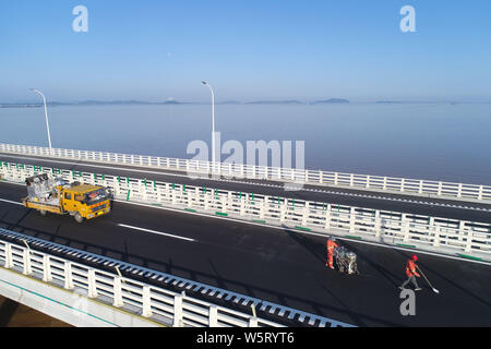 Lavoratori cinesi il lavoro in cantiere del Lago Poyang n. 2 Bridge, che sarà la più lunga del cavo alloggiato a ponte dell'autostrada dopo il completamento Foto Stock