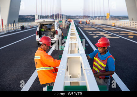 Lavoratori cinesi il lavoro in cantiere del Lago Poyang n. 2 Bridge, che sarà la più lunga del cavo alloggiato a ponte dell'autostrada dopo il completamento Foto Stock