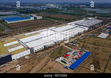 --FILE--la Tesla a Gigafactory 3 è in costruzione, Lingang Pudong New Area, Shanghai, Cina, 9 giugno 2019. Torna a metà marzo, lavoratore Foto Stock