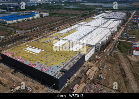 --FILE--la Tesla a Gigafactory 3 è in costruzione, Lingang Pudong New Area, Shanghai, Cina, 9 giugno 2019. Torna a metà marzo, lavoratore Foto Stock