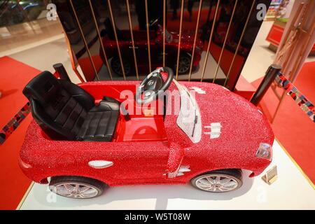 --FILE--A misura di bambino, azionabile Mercedes-Benz incrostato con cristalli Swarovski viene visualizzato presso la FAO Schwarz il flagship store a Pechino in Cina, 31 Foto Stock