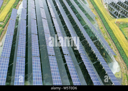 --FILE--Vista aerea di un galleggiante energia solare farm di una centrale fotovoltaica nel quartiere Hongze, Huai'an City, est cinese della provincia di Jiangsu, 1 Foto Stock