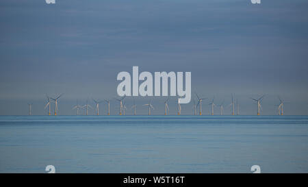 Piattaforma offshore mulini a vento di Rampion per centrali eoliche al largo della costa di Brighton, Sussex, Regno Unito. Foto Stock