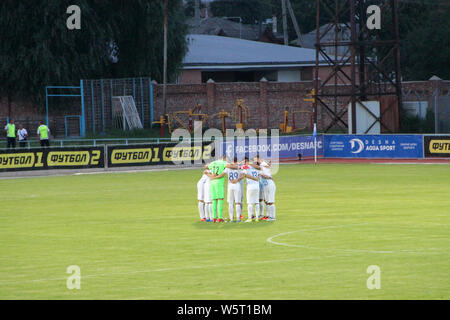 I giocatori di football club Desna Chernihiv sono sintonizzati per gioco abbracciando in cerchio. I giocatori di calcio sono pronte per il gioco. Football team prima del gioco Foto Stock