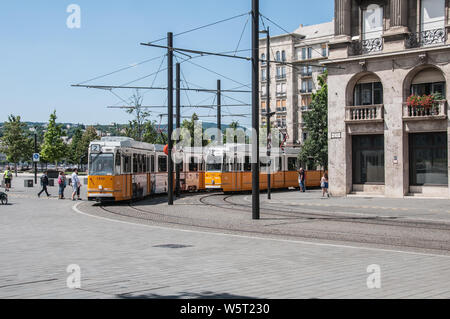 I dintorni di Budapest - passaggio di tram dal Palazzo del Parlamento Foto Stock