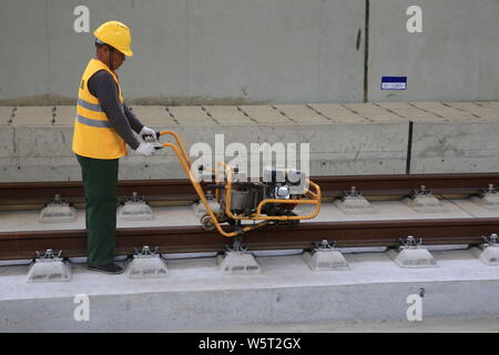 Lavoratori cinesi gettare le vie per la Beijing-Zhangjiakou ad alta velocità ferroviaria a Pechino in Cina, 12 giugno 2019. L'intera traccia-posa di costruzione Foto Stock