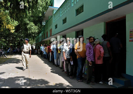 Patna, Bihar, India - 19 Maggio 2019: la gente in coda fino a gettare i loro voti preziosi per la sicurezza personale di passeggiate da garantire la legge e l'ordine. Foto Stock