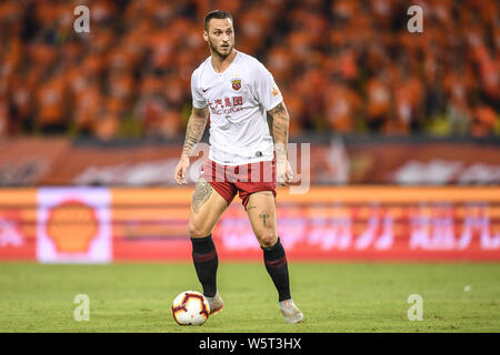 Calcio austriaco giocatore Marko Arnautovic di Shanghai SIPG dribbling contro Wuhan Zall nel loro ventesimo turno corrispondere durante il 2019 Chinese Football Association Super League (CSL) nella città di Wuhan, Cina centrale della provincia di Hubei, 28 luglio 2019. Shanghai SIPG giocato disegnare a Wuhan Zall 1-1. Foto Stock