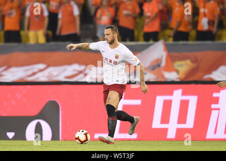 Calcio austriaco giocatore Marko Arnautovic di Shanghai SIPG dribbling contro Wuhan Zall nel loro ventesimo turno corrispondere durante il 2019 Chinese Football Association Super League (CSL) nella città di Wuhan, Cina centrale della provincia di Hubei, 28 luglio 2019. Shanghai SIPG giocato disegnare a Wuhan Zall 1-1. Foto Stock