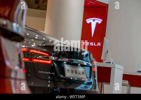 --FILE--Vista di un negozio di Tesla nella città di Guangzhou, Cina del sud della provincia di Guangdong, 16 settembre 2016. Noi electric car maker Tesla c il suo prezzo Foto Stock