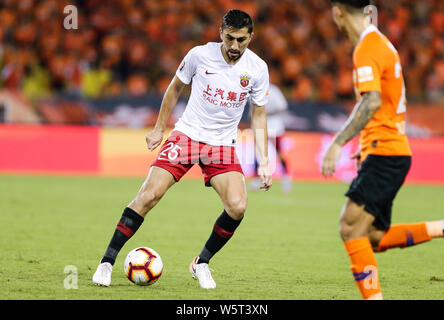 Uzbek giocatore di football Odil Ahmedov di Shanghai SIPG dribbling contro Wuhan Zall nel loro ventesimo turno corrispondere durante il 2019 Chinese Football Association Super League (CSL) nella città di Wuhan, Cina centrale della provincia di Hubei, 28 luglio 2019. Shanghai SIPG giocato disegnare a Wuhan Zall 1-1. Foto Stock