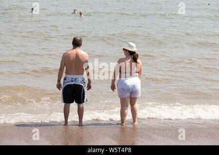 Tempo caldo a Skegness. Persone in mare e lungo la riva. Foto Stock