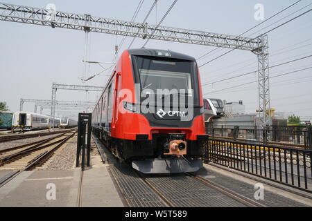 Un treno della metropolitana usata su Sao Paulo è la Metro linea 13 per il Brasile-basato CPTM viene rilasciato presso lo stabilimento di CRRC Qingdao Sifang Co., Ltd. in Qingdao City, est Foto Stock