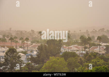 Grave tempesta di sabbia da Africa noto come Calima su Gran Canaria. Distretto di Maspalomas coperti di polvere Foto Stock