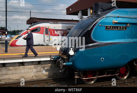 Con trazione a vapore ispettore Jim Smith è raffigurato con un nuovo treno di Azuma e il germano reale locomotiva, durante il lancio di LNER Azuma servizi ferroviari a York, a York Stazione ferroviaria nello Yorkshire. Foto Stock
