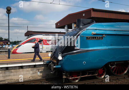 Con trazione a vapore ispettore Jim Smith è raffigurato con un nuovo treno di Azuma e il germano reale locomotiva, durante il lancio di LNER Azuma servizi ferroviari a York, a York Stazione ferroviaria nello Yorkshire. Foto Stock