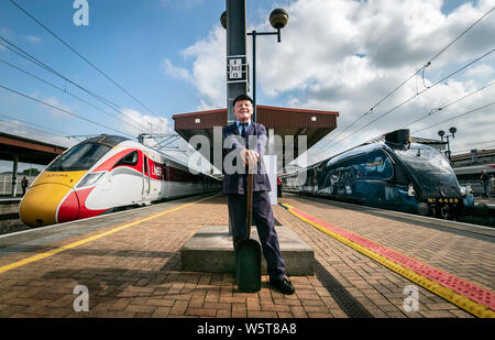 Con trazione a vapore ispettore Jim Smith è raffigurato con un nuovo treno di Azuma accanto il Germano Reale locomotiva a vapore presso la stazione di York, nello Yorkshire, come Londra Nord Est della ferrovia nuova Azuma service è avviato. Foto Stock
