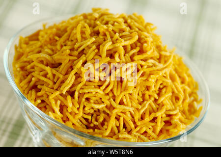 Close up di una ciotola di, Aloo Bhujia namkeen Foto Stock