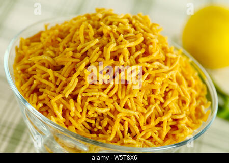 Close up di una ciotola di, Aloo Bhujia namkeen Foto Stock