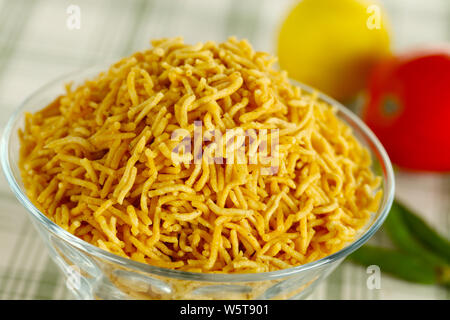 Close up di una ciotola di, Aloo Bhujia namkeen Foto Stock