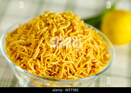 Close up di una ciotola di, Aloo Bhujia namkeen Foto Stock