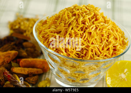 Close up di una ciotola di, Aloo Bhujia namkeen Foto Stock