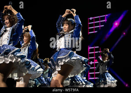 I membri di idolo cinese ragazza gruppo AKB48 Team SH, una sorella ufficiale del gruppo il idol giapponese ragazza gruppo AKB48, eseguire durante il loro debutto premere con Foto Stock