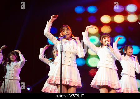 I membri di idolo cinese ragazza gruppo AKB48 Team SH, una sorella ufficiale del gruppo il idol giapponese ragazza gruppo AKB48, eseguire durante il loro debutto premere con Foto Stock