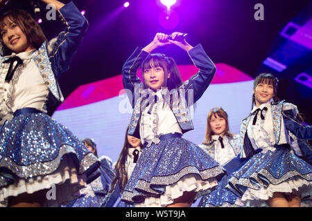I membri di idolo cinese ragazza gruppo AKB48 Team SH, una sorella ufficiale del gruppo il idol giapponese ragazza gruppo AKB48, eseguire durante il loro debutto premere con Foto Stock
