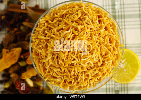 Close up di una ciotola di, Aloo Bhujia namkeen Foto Stock