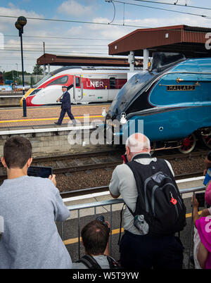 Con trazione a vapore ispettore Jim Smith è raffigurato con un nuovo treno di Azuma e il germano reale locomotiva, durante il lancio di LNER Azuma servizi ferroviari a York, a York Stazione ferroviaria nello Yorkshire. Foto Stock