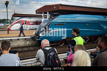 Con trazione a vapore ispettore Jim Smith è raffigurato con un nuovo treno di Azuma e il germano reale locomotiva, durante il lancio di LNER Azuma servizi ferroviari a York, a York Stazione ferroviaria nello Yorkshire. Foto Stock